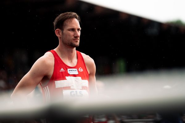 Kai Kazmirek (LG Rhein-Wied) vor dem 400m Start am 07.05.2022 beim Stadtwerke Ratingen Mehrkampf-Meeting 2022 in Ratingen